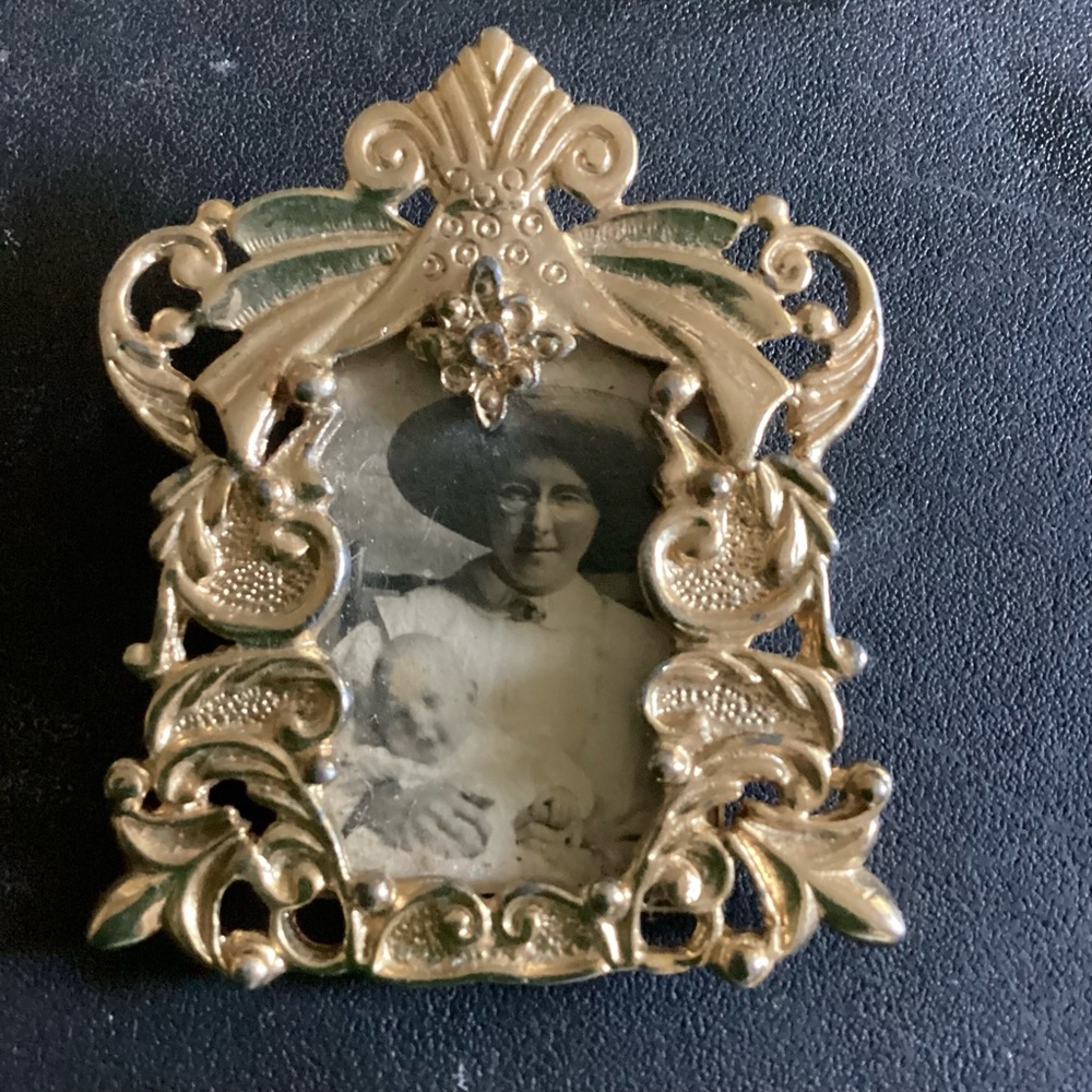 Sweet Gold Plate Filigree Picture Frame Brooch